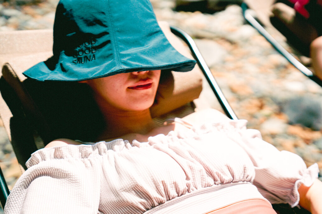 外気浴をする女性写真